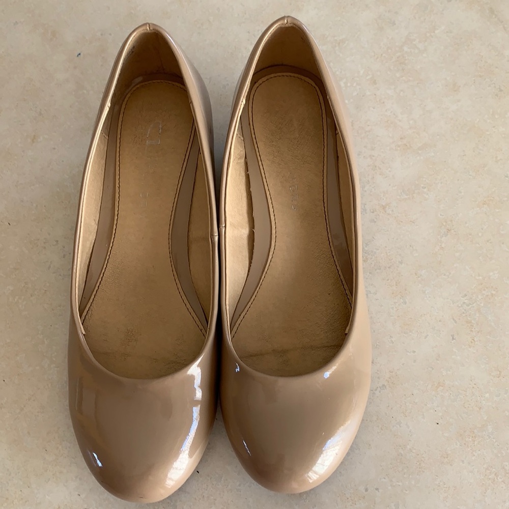 Chinese Laundry size 7.5 bone patent wedges worn with love. Great go to kicks!